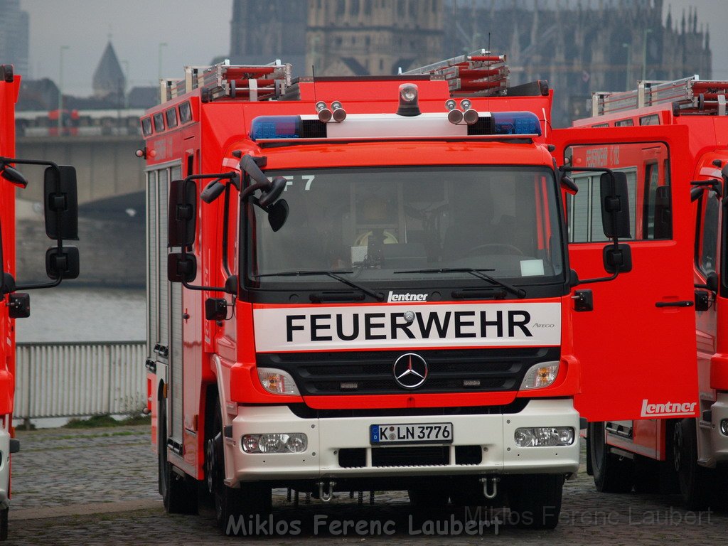 Neue LF`s fuer Koeln Uebergabe in Koeln Deutz an den Wachen  P082.JPG